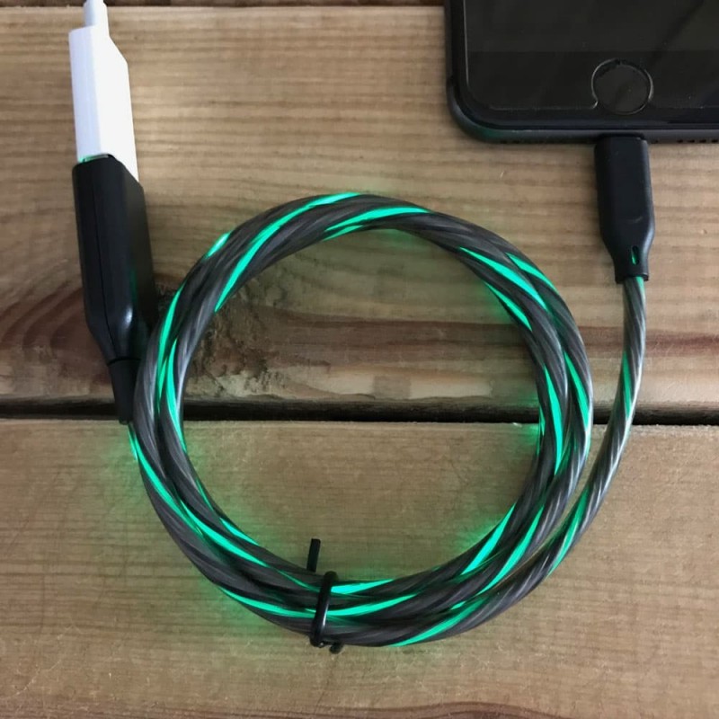 Grünes, leuchtendes Ladekabel für Smartphones mit Micro-USB-Anschluss