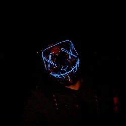 Blau leuchtende Horror-Maske
