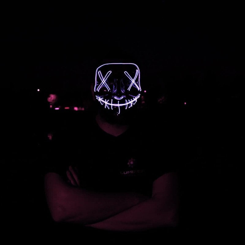 Lila leuchtende Horror-Maske