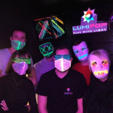 Das LumIPop-Team mit leuchtenden Masken